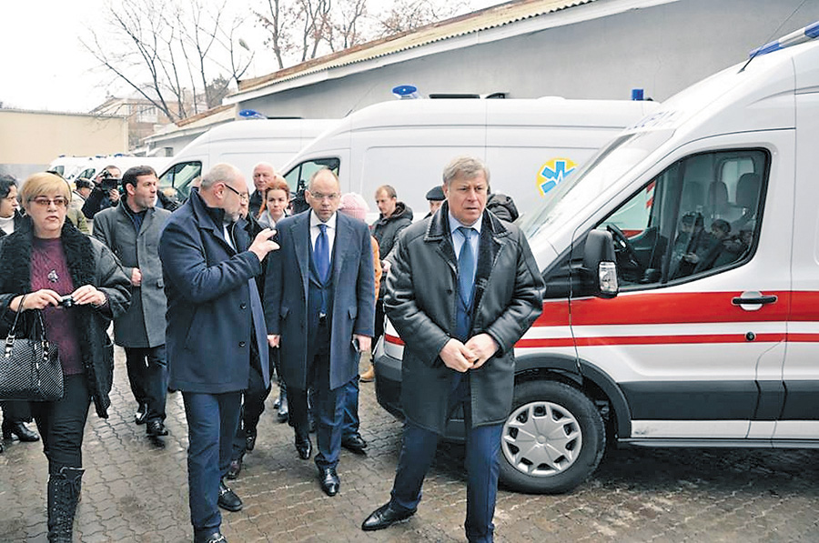 Голова Одеської ОДА Максим Степанов (другий справа) певен, що нові автівки допоможуть лікарям своєчасно надавати медичну допомогу. Фото прес-служби ОДА